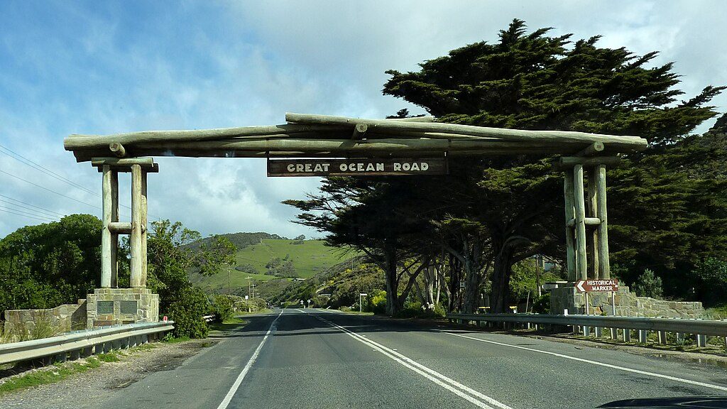 Memorial Arch at Eastern View, Great Ocean Road